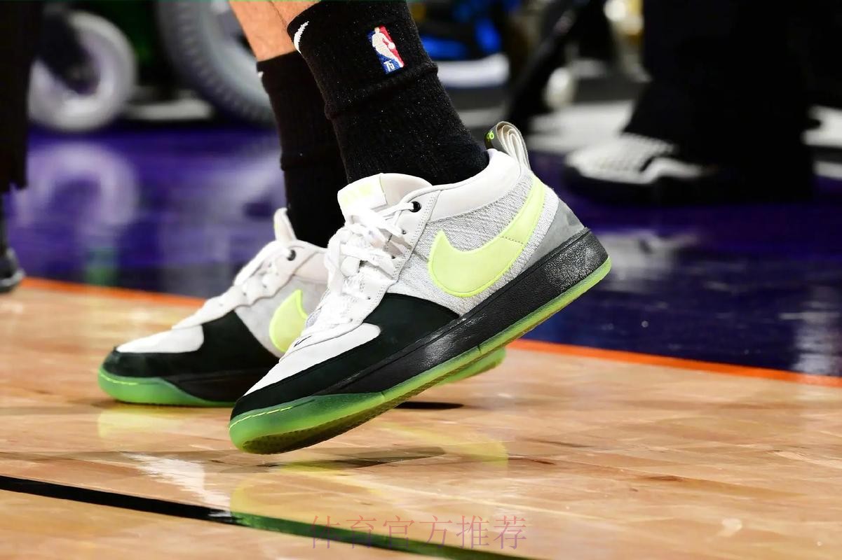 布克穿着黑橙色BOOK2，得到17分3篮板8助攻